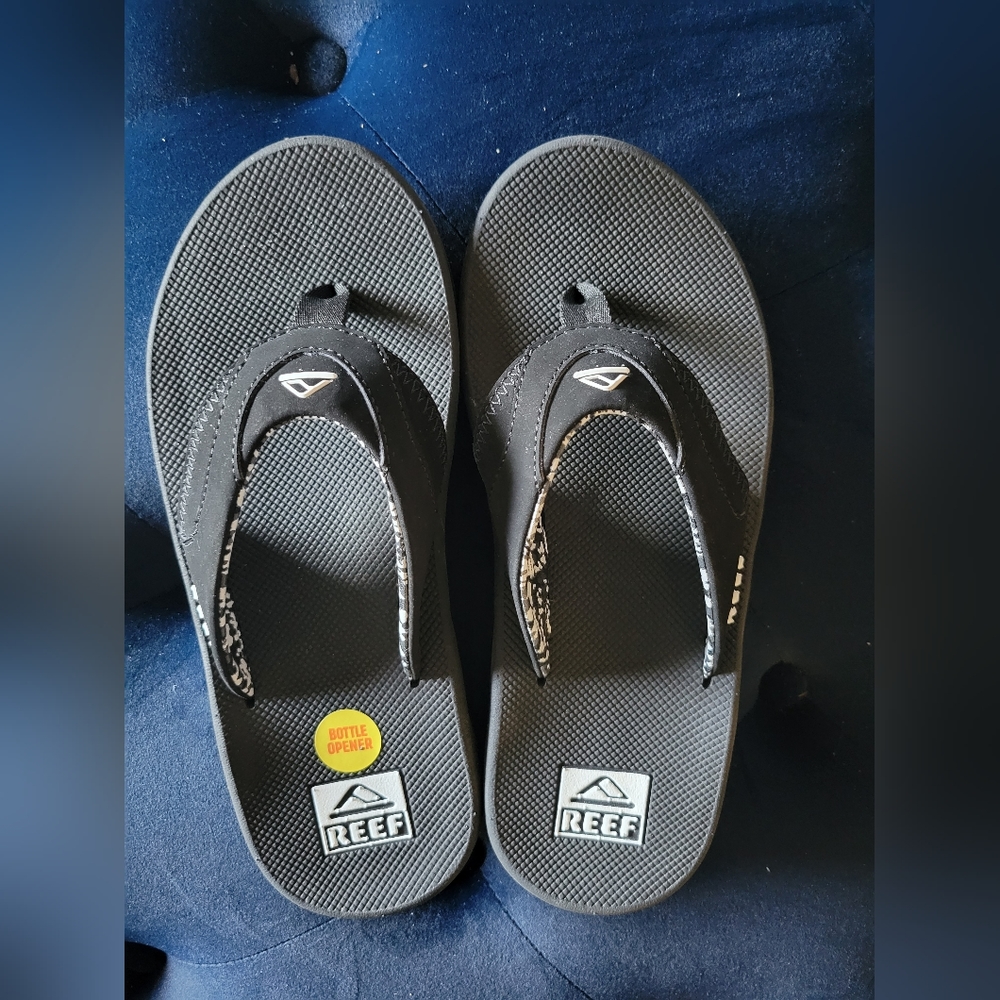 Reef flip flops size 8. Black